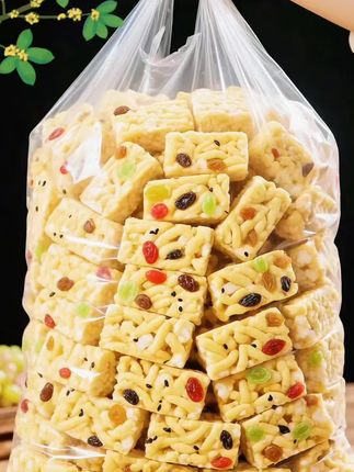 宝子们,快快快!葡萄干沙琪玛。葡萄干沙琪玛。嘴馋时刻,怎能少了这葡萄干沙琪玛?鲜鸡蛋和面,入口酥软。颗颗饱满葡萄干嵌入其中,增添丰富口感与甜蜜滋味。独立包装,方便携带。无论是当早餐还是零食,都超合适,快来尝鲜!好好吃#沙琪玛#葡萄干沙琪玛零食#葡萄干沙琪玛#嘎嘎好吃 #追剧小零食