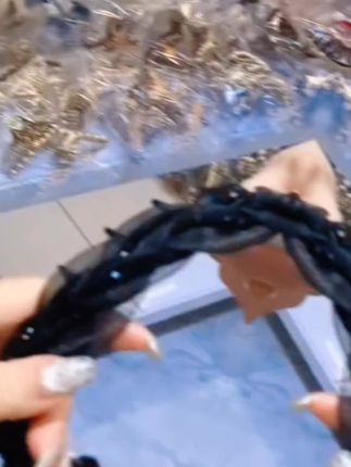 姐妹们快来看看这个神奇的双面发箍,它采用的是高弹力的记忆齿梳设计,不仅不容易掉,还特别的舒服,而且它的回弹性超好,怎么戴都不会变形哦!不仅如此,它还是一个可以两面戴的发箍,平常出门的时候带上它,既好看又方便,喜欢的朋友们千万不要错过了#发饰发夹 #发夹头饰推荐