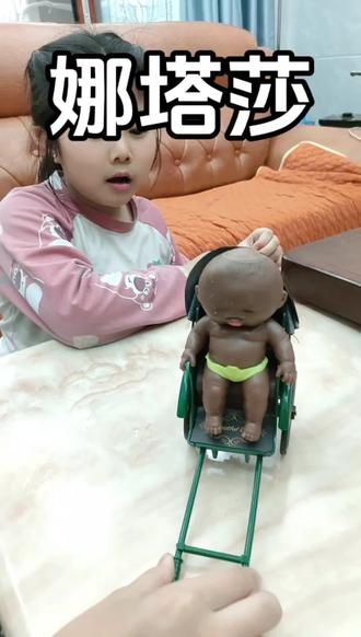 @蔡大伯Charisse.𓃰 你的娜塔莎在我家过的生活全好个,小孩教她会骑自行车,我们还用黄包车载她出去逛街😂