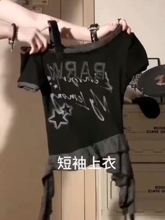 #创作灵感 甜酷风斜肩短袖t恤女夏季新款不规则设计字母纯欲慵懒风#时尚穿搭#谁穿谁好看系列