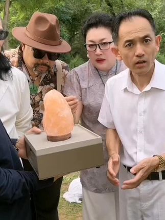 #喜马拉雅水晶盐灯 进口天然(盐灯)每个月点(十几二十分钟)