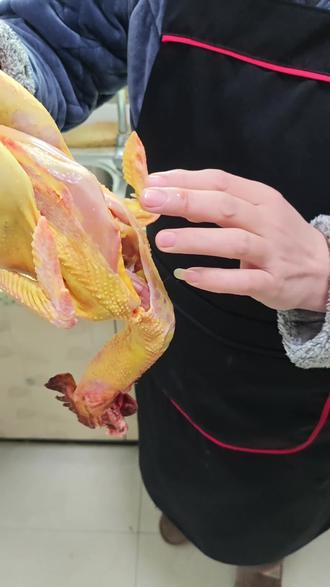 农村跑山鸡,才敢这么蒸。古法干蒸,是时间与火候的精准对话。
鸡肉斩块,只撒一点薄盐盐,隔水干蒸。蒸汽包裹中,鸡肉自身油脂与水分形成循环,每一丝纤维都吸饱了浓缩的鲜。出锅时,鸡皮泛着诱人的浅金色,紧致微弹。#我和我的家乡美食 #创作者中心 #创作灵感 #在家做美食 #这是真正的硬菜