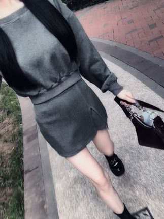 做的再好,也有人讨厌;待人再真,也有人怀疑。太过考虑别人的感受,就注定自己不好受,人活一世,余生只在自己的世界独善其中.#高级感穿搭#穿搭