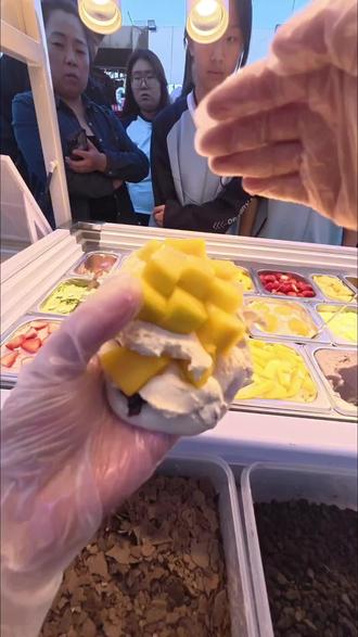 壮壮同学手作麻糍 手作的温度,藏在每一口细腻的麻糍里。金黄的芒果与软糯的奶酪交织,仿佛一场味蕾的盛宴。这不仅仅是一份甜品,更是手工匠心的传承。在快节奏的生活中,慢下来,感受这份来自手心的温暖与甜蜜。#手作美食#匠心独运 #甜蜜时光 #美味奶酪麻糍 #885便民市场