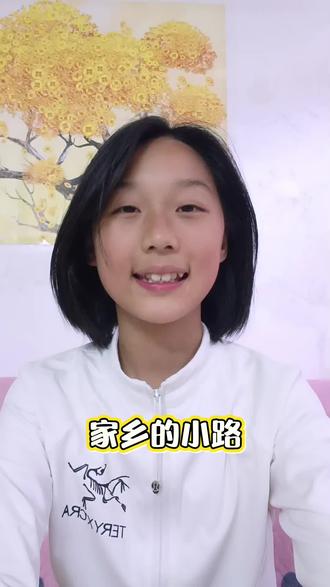 我最喜欢家乡那条弯弯的小路。它没有城市马路的宽阔平坦,却藏着我童年最温暖的时光。
小路两旁长满了青草和不知名的小花,春天一到,五颜六色的花儿挨挨挤挤,风一吹就轻轻摇晃。路边还有几棵大树,夏天枝叶繁茂,像一把把大伞,走在下面格外凉快。傍晚时分,夕阳把小路染成金黄色,连地上的小石子都变得好看起来。
平时,我喜欢和小伙伴在小路上追逐打闹,踩碎落在地上的树叶,听沙沙的声响。偶尔遇见散步的邻居,大家笑着打招呼,格外亲切。累了就坐在路边,看看天上的云朵,听听鸟儿的叫声,心里安安静静的。到了秋天,小路上铺满落叶,踩上去软软的,还带着淡淡的清香。
如今我渐渐长大,每次走在这条小路上,都会想起小时候的快乐。它不显眼,却陪着我慢慢成长。
#表达力 #普通话 #成长 #红安县
