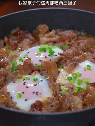 这个肥牛抱蛋饭我家孩子们这周都吃两三回了,香浓的酱汁包裹着米饭,肥牛又嫩又香,真的特别好吃。#肥牛饭 #美食