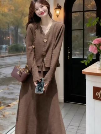 美拉德风天花板!这套纯欲套装我能穿整个春秋 谁懂啊!2025春秋的法式纯欲套装也太会了吧! V领上衣微露锁骨,面料软fufu的,贴肤穿巨舒服,领口的木耳边设计直接甜欲拉满~半身裙是高腰A字版,对梨形身材超友好,走动时裙摆轻轻晃,自带慵懒氛围感。 整体是低饱和美拉德色系,上身温柔又显贵,日常通勤或约会穿都合适,随便搭双玛丽珍鞋,法式内味儿直接拿捏!这套我已经安利给三个闺蜜了,春秋衣柜里必须有它!#早秋贵气感穿搭 #早秋冷冽又随性的气质穿搭 #早秋穿搭三分钟出门不是梦 #秋季不露腿穿搭 #通勤穿搭万能配色公式
