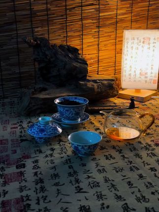 茶烟缠夜露坠盏沿 夜渐深,茶渐淡,心却慢慢沉下来。原来夜晚的茶,不是为解渴,是为给时光留白,让自己与自己,好好待会。#景德镇#夜晚喝茶 #茶 #茶生活 #原创视频