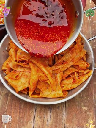 #阿宽红油面皮 #方便速食 #阿宽红油面皮超大份 我加了点辣椒油所以颜色看起来深点 #非油炸