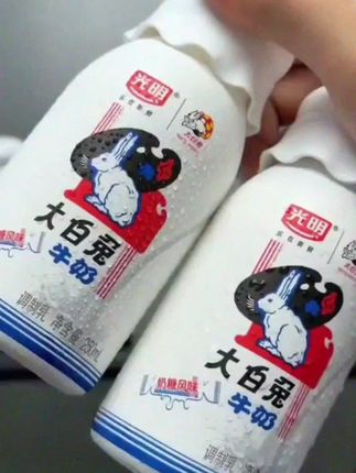 光明居然出了大白兔牛奶,真的一口惊艳~一口下去就像多颗大白兔奶糖在嘴里爆汁,奶香浓郁又丝滑.新品上新才有这价,没喝过的你一定要尝尝#哇哦好喝爆了 #大白兔 #干了这瓶奶 #大白兔牛奶#牛奶推荐
