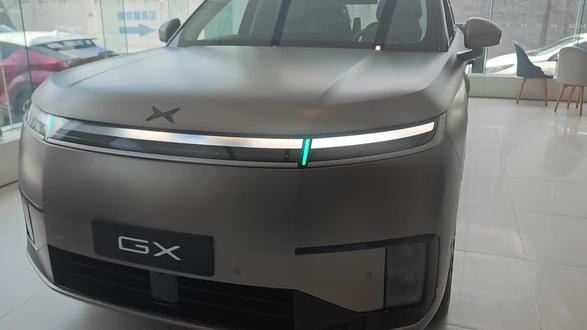 小鹏GX|家用全尺寸SUV天花板实锤✨
试驾完小鹏GX直接被戳中所有需求!这配置简直是为多孩家庭量身定做的!
✅ 空悬+线控转向:过减速带几乎零颠簸,低速掉头超灵活,大车也能轻松操控
✅ VLA 2.0智驾:高速自动变道、城市跟车超稳,解放双手超省心
✅ 无菌双温冰箱:冰可乐/温奶一键切换,带娃出行饮品自由
✅ AI调光隐私玻璃:一键切换全隐私模式,车内秒变独立小空间
✅ 纯平大床空间:放倒二三排直接躺平,露营/长途都能睡个好觉
26.98万起的全尺寸纯电旗舰,把家用和科技感焊死在身上,谁看了不心动
#小鹏GX #家用SUV #小鹏汽车 #小鹏GX全国门店开启试驾 #电车购车攻略