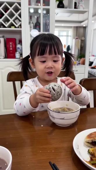 优优和妈一起吃#优优 #AI #娱乐