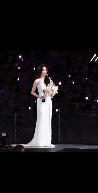 大家好~我是誰!! #葉舒華
太扯太扯全場應援超大聲
我相信一定不是只有我被嚇到
舒華好美😍 AAA