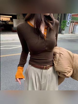 2025秋款撞色假两件独特别致内搭打底衫女辣妹上衣,洋气百搭的撞色假两件针织衫 姐妹们赶紧整穿着太好看了#打底衫女 #针织衫 #秋季穿搭 #显瘦穿搭 #休闲减龄穿搭