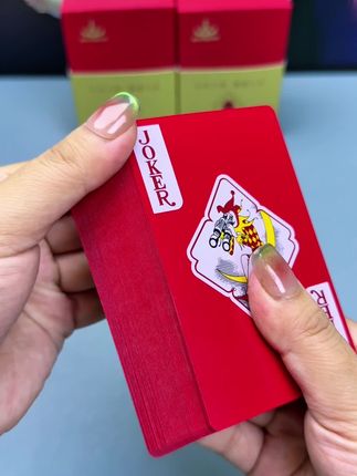 万全高端中国红塑料掼蛋扑克,小礼盒红火又喜庆,精致小巧收纳携带方便,送人自用都不错#掼蛋礼盒 #掼蛋扑克 #塑料掼蛋扑克 #扑克牌 #塑料扑克牌