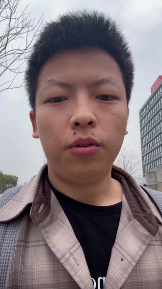 最近看《#挽救计划》的原著,以及《#鹿鼎记》,想到两点:当你先看别人处理过的信息(比如电影、解说、总结),其实等于:你接收的不是原始信息,而是别人已经压缩、筛选、解释过的版本,想象空间被锁死
如果你先看电影再看小说:
- 人物长相已经固定
- 场景已经固定
- 叙事节奏已经固定
你的大脑不会再主动构建画面,而是直接调用已有图像。
但如果你先看书:
- 大脑必须自己生成画面(相当于“主动建模”)
- 记忆更深,理解更立体
二手内容通常会带有明显的“重点提示”:
- 影评会告诉你这段很重要
- 视频会剪掉无聊部分
- 总结会只留下关键观点