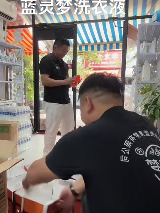 #热门 #音乐 #蓝灵梦洗衣液 @小林《先森》 @小陆D林哥助理《小林先森》 @蓝灵梦日化(郭少) 今天涌泉管岙赶集、明天涌泉赶集、有涌泉的朋友们明天来现场唱歌!