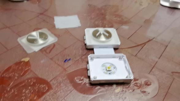 原装上海三菱电梯按钮拆下来的样子。