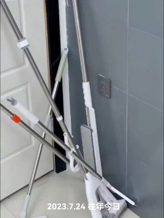 你别看它小哈真的太实用了,以前的拖把用完扔门后乱糟糟还脏兮兮的。它是免打孔上墙的拖把,用完卡上去拿取也方便,太节省空间了,门后也可以放几个。#拖把夹 #拖把收纳架 #拖把扫把夹 #拖把收纳 #卫生间好物