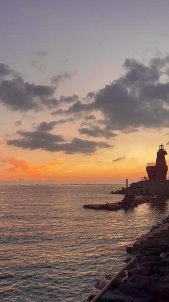 济州新罗 | 必打卡海景咖啡厅TOP3📍 🌊 海景咖啡厅TOP3 + 美食护照挑战!
📍 人生美照咖啡厅推荐
LAZY PUMP — 蒜香法棍 🥖
SLOW BOAT — 手冲咖啡 ☕️
WAVELESS — 屋顶景观 🌅
💰 新罗免税店美食护照挑战
合作美食店消费凭证 → 积分兑换!
1张:1万积分 / 2张:2万积分 / 3张:3万积分
额外奖励:仅访店即送福宝熊猫娃娃 🐼
📝 参与方法:携带合作咖啡厅消费凭证,到新罗免税店一楼服务台登记!
📅 活动期限:至2025年12月31日
美食护照可在济州机场一楼旅行者中心领取!📖
详情请查看视频!
⚠️ 注意事项
每人每月限参与一次
仅限指定合作店铺使用
赠品礼物库存有限,可能会调整
#新罗免税店#济州新罗免税店#韩国旅游攻略#免税店必买清单#济州美食护照