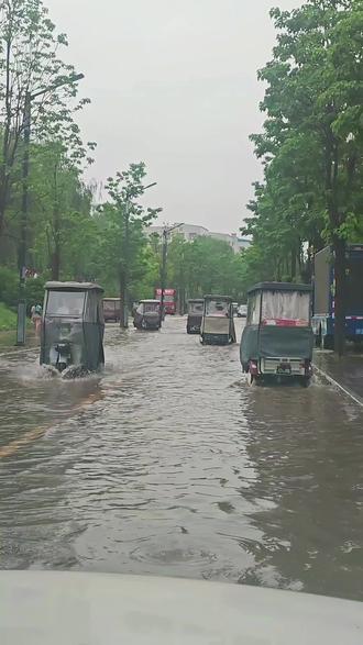 #大暴雨引发的水漫大街 #路面积水 #暴雨致道路被淹 看看送学生上学难不难#道路水灾