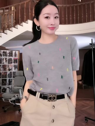 杨圣坤2025新品山羊绒彩色小马刺绣短袖套头针织衫#优雅气质 #穿出高级感 #针织衫女 #气质范 #女神穿搭