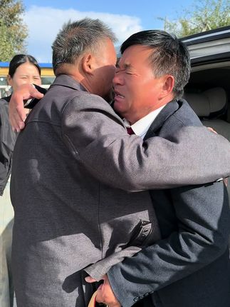 相聚的时间总是短暂的,两个老人特别的不舍,虽然平时说话不好听,但是骨子里的亲永远改变不了,希望下次这个小老头能不那么倔能给我们一块回河南……#我的乡村生活 #人间温暖 #纪录美好生活