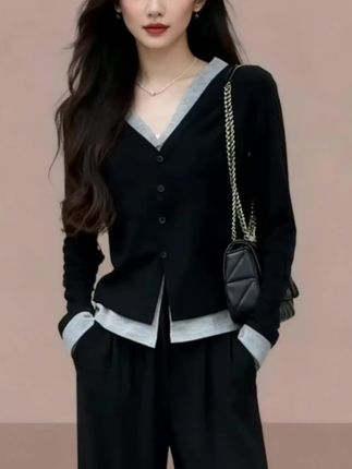 哥弟阿玛施正品黑色假两件V领长袖T恤女春秋新款大码胖mm打底衫显#黑色打底衫 #假两件打底衫 #打底衫 #显瘦穿搭 #减龄穿搭 @DOU+上热门