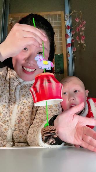 挑战做20个马年手工—12马年转运风铃
今天和小米用纸杯做了马年转运风铃,过年转一转,好运快来。过程简单治愈,锻炼手眼协调,增强专注力,带娃行动起来,亲手准备过年仪式感。#马年手工 #春节带娃 #新年氛围感满满 #年轻人的春节手工年货大赏 #年味拯救计划 @抖音创作小助手