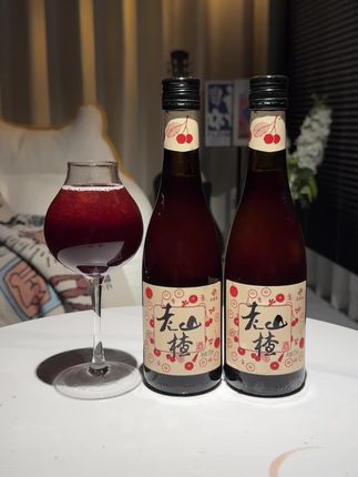 #种草好物 通化长白山老山楂酒!一口惊艳味蕾,冰凉清爽、酸酸甜甜巨好喝!配料表干净!甄选东北山楂鲜果古法工艺发酵酿造~搭配火锅烤烤简直绝了~清新、爽快巨过瘾~#酒蒙子的日常 #强烈推荐 #微醺时刻 #酸甜可口