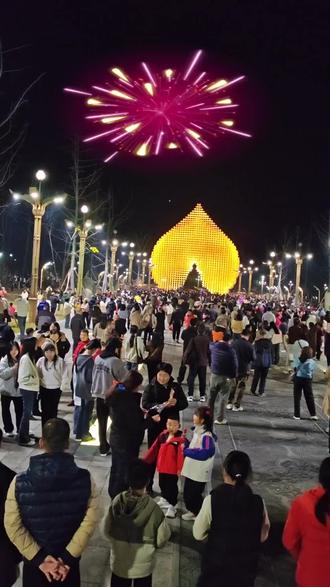 韶关市曲江南华寺《广货行天下》
曹溪年味集,晚间无人机表演。