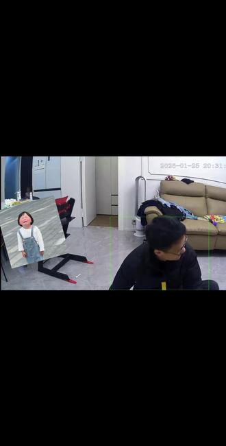 爸爸妈妈一边收拾玩具她一边捣乱,就罚她去门口哭,结果哭的过程中发现奶奶在洗澡,又去偷瞄奶奶洗澡#动作这一块拿捏死死的😂 #又气又好笑