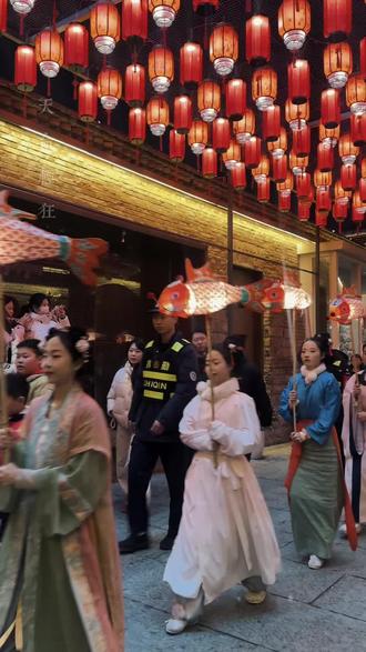 上新街鳌鱼是飞走了,初七初八有鱼灯🐟