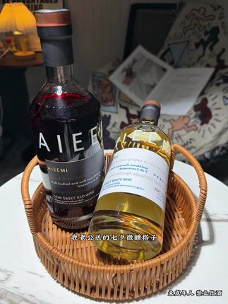 七夕收到这个会开心到转圈吧!半甜红颜值口感双在线~ 酒瓶是简约的磨砂质感,送对象超合适!开瓶瞬间被果香惊到,像闯进了草莓园,入口甜丝丝的,单宁柔到像棉花糖,完全不卡喉咙~约会时倒在冰杯里,喝一口凉丝丝的甜,微醺来得慢悠悠,刚好够说“今天月色真美”~ 喝完瓶子插支玫瑰当装饰,七夕的浪漫能续到下个月!未成年人禁止饮酒 #葡萄酒 #红酒 #七夕礼物 #故事与酒 #微醺时刻