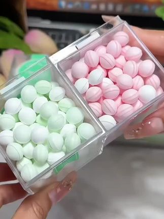 这个接吻糖你们都吃过吗?它又叫香体糖,我平时出门都会带上一盒,随时随地来一颗,清清凉凉的,特别舒服,而且连呼吸都是香香的。它是那种很纯正的玫瑰花香,吃起来甜甜的,还带着一点淡淡的清香,约会的时候偷偷吃上一颗,真的太棒了!#这个真的太好吃了 #网红糖果 #糖果 #妈呀太好吃了