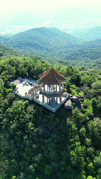 烟阁位于东莞清溪镇的森林公园内,坐落在第二高峰爆石顶,海拔约818米,是东莞市海拔最高的建筑。它以双层塔式结构建造,外观呈八角形,具有稳固的防风性能。
紫烟阁的名字来源于李白的诗句“日照香炉生紫烟,遥看瀑布挂前川”。这里不仅是一个观景胜地,还与黄茅田瀑布遥相呼应,成为森林公园的一大亮点。
到达紫烟阁可以通过徒步或驾车的方式。徒步路线大约4公里,适合新手,沿途可以欣赏到丰富的自然景观。如果选择驾车,也可以直接导航到清溪森林公园的三坑服务区停车场,然后步行或乘坐景区内的交通工具到达。
紫烟阁不仅是一个自然景观,也是一个文化地标,吸引着众多游客前来观赏和体验。#网红打卡地 #银屏山森林公园 #清溪紫烟阁