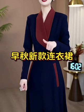 “早秋新款连衣裙,正如李白所言:‘云想衣裳花想容’,深蓝与酒红的碰撞,尽显高级感。✨👗 #每日分享 #婚礼妈妈礼服”