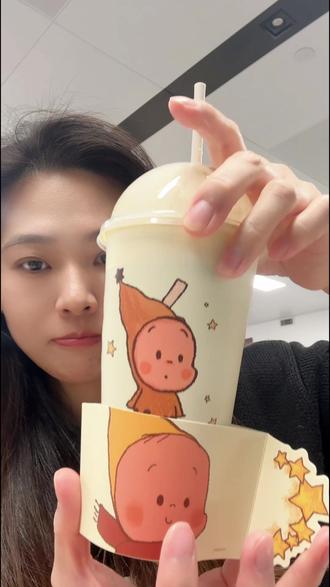 喜茶携手星星人真是可爱坏了,好喝好用! 上线第一天一大早就点了外卖,免费的周边就很喜欢!奶茶喝完还可以当花瓶哦!
#喜茶 #喜茶星星人 #星星人 #提拉米苏英红 #泡泡玛特