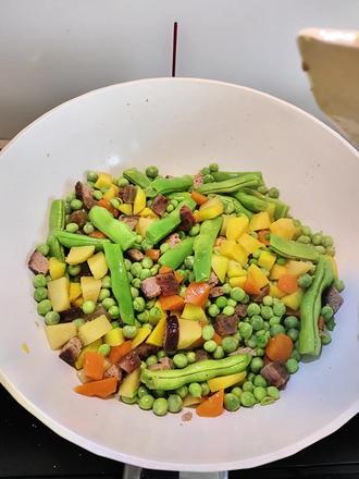 今天吃香肠焖饭,加入自己喜欢的时蔬,不摆了,只吃一碗🍚~
#真实生活分享计划 #香肠焖饭 #箜饭做法 #香肠焖饭教程 #云南美食分享 @DOU+小助手 @抖音小助手