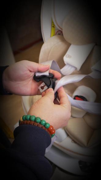 安全座椅的卡扣扣上了,发现安全带竟然扭着,很影响美观,什么原因导致的呢,怎么解决呢?今天一条视频,教会你!#安全座椅 #安全座椅如何正确使用 #带娃出行 #新手宝妈