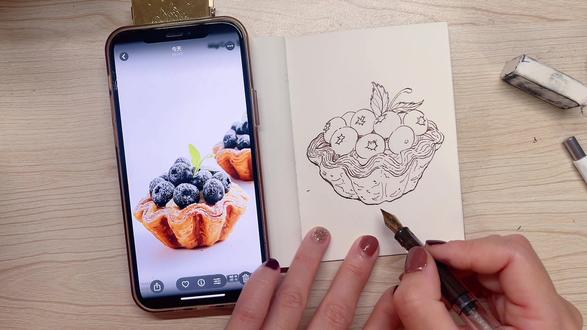 今天的10分钟速写小课堂学习画一个蓝莓蛋挞,难度不算高,小朋友们学起来吧!#画画练习打卡 #随手画 #自学画画打卡 #美术课件ppt #画手挑战