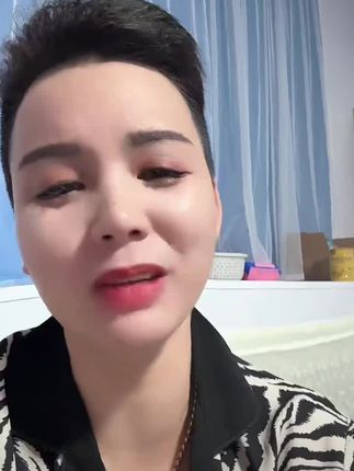 有个粉丝姐妹说,我需要的就到你徒弟橱窗买,这话说的。我听到咋有点不得劲呢,我知道你这是跟我开玩笑。开玩笑的同时 咱 能拐个弯不,姐妹,你们有需要的跟我买,跟他买还不都是一样的。他没钱了。我得帮他带货,我帮他筹钱。我也没亏待他啊,我也没有不帮他呀。我更没有抛弃她呀。我每个月还得给他发工资的呢。所以我也得要挣钱呀。才有能力帮助他。姐妹们说对吗,@(我 是 陆 洋) @凤凰教官在河南 @凤凰姐在河南 昨晚在直播账号,说 要牙膏的姐妹。来这个视频左下方点击视频直接下单。需要哪款牙膏的家人点进我的橱窗。即刻下单。