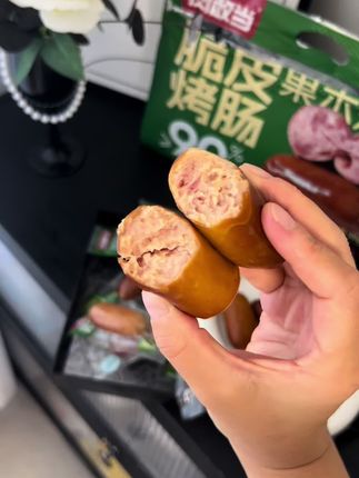 肉敢当居然出了管理期也可以吃的脆皮烤肠,而且还是果木烟熏口味,好吃鲜嫩Q弹紧实#肉敢当#脆皮烤肠#好吃到停不下来#开袋即食