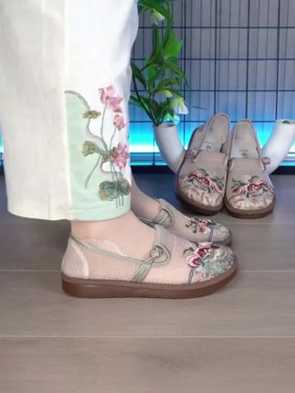 自从给妈妈买了这双小网鞋,妈妈穿上后嘴角都笑开了花。 #夏季凉鞋 #好穿不累脚 #妈妈鞋软底防滑