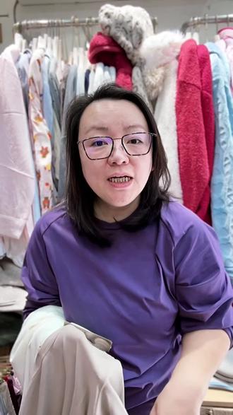 秋衣反穿才是人类智慧
救命!每年穿秋衣秋裤都要被内缝边逼疯G尤其是腋窝、腰侧这些贴身部位,硬邦邦的车缝线像小刺一样戳皮肤,抬手、弯腰都磨得慌,穿一天下来皮肤都发红,内搭再紧身点简直是酷刑.
还有内裤和袜子!边缘的缝线勒得慌就算了,洗几次还会卷边,贴在皮肤上又痒又不舒服,总忍不住想挠,公共场合真的好尴尬!
直到我解锁了「反穿大法」
直接打开新世界大门真心尊心呵
秋衣秋裤反过来穿,光滑的一面贴皮肤,车缝边朝外,腋窝瞬间清爽!抬手、活动完全没束缚,软乎乎的面料贴在身上像被云朵裹住,终于能安心穿一整天
内裤反穿同理!边缘不勒腰不卡裆,袜子反穿也不会磨脚趾,敏感肌直接狂喜!
关键是反穿完全不影响外搭,衣服版型一点没变化,别人根本看不出来,舒服只有自己知道~原来摆脱膈应的秘诀这么简单!
被车缝边折磨过的姐妹,快试试反穿,瞬间从“酷刑”变“享受”
秋冬貼身舒适感直接拉満6
#冬季穿搭 #秋衣秋裤 #舒适穿搭#敏感肌穿搭
#生活小妙招