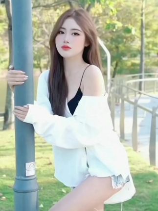 #好看的小姐姐 #时尚街拍 #秀出好身材 #耐看型