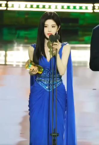 #鞠婧祎#邓紫棋
“你是夏日限定的玫瑰,冬日限定的雪花”You are the rose of summer ,the snowftake of winter.
@鞠婧祎