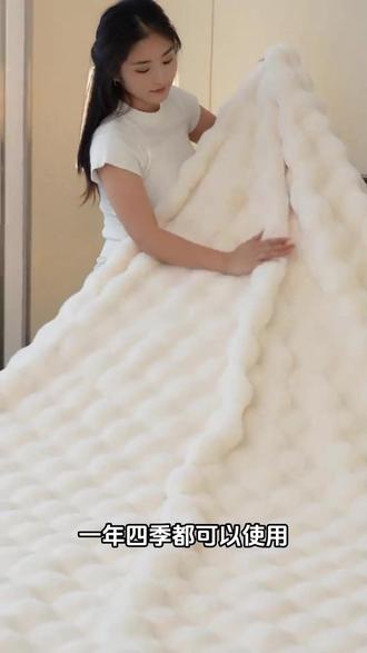 听说这条“托斯卡纳”毛毯能当被子盖?实测一晚后我服了! 【一条顶十条的温暖神器!托斯卡纳多功能毛毯拯救你的冬天❄️】
你是不是也在寻找一条:✅ 升温快,钻进被窝就像拥抱阳光?✅ 不掉毛不起静电,呵护敏感肌和宝宝娇嫩肌肤?✅ 一毯多用,在客厅、沙发、办公室、车上都能随时取暖?✅ 颜值在线,既能当下午茶拍照神器,又能当卧室压被毯?
那么,你找对了!就是这款【托斯卡纳多功能毛毯】!
✨ 它为什么这么“全能”?➡️ 双面半边绒,加厚高克重:双重锁温,蓄热能力超强,告别冷冰冰的夜晚。➡️ 精制工艺,不掉毛不起静电:告别“毛絮纷飞”和“噼里啪啦”的尴尬,接触肌肤更安心。➡️ 3公分外贸锁边工艺:来自“毛毯之乡”江苏海门的品质保证,牢固耐机洗,久用不变形。➡️ 三种尺寸,覆盖全场景:* 100*160cm:披肩、办公、午休、车载,随心所用。* 160*200cm:沙发毯、压被毯,客厅的温暖担当。* 200*200cm:直接替代冬被,给你云朵般的包裹感。宿舍好物 #车载毯 #工厂直供 #江苏海门毛毯 #暖心好物推荐 #毛毯