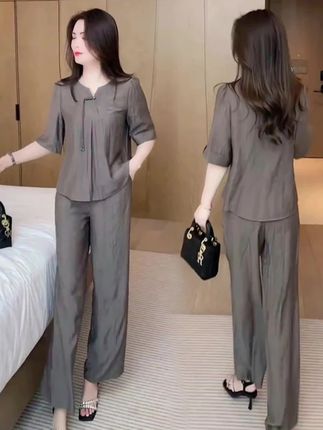 这套衣服也太好看了吧!它是冰丝的面料,非常的舒服,而且还是一个两件套的设计,上身特别的洋气显年轻,很适合夏天去穿。喜欢这种简约大气风格的姐妹们千万不要错过了,它整体是偏休闲风的,穿上后既舒服又好看,还能展现出你的女神范,赶紧入手一套试试吧!