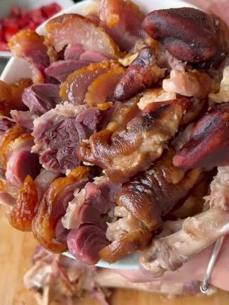 腊猪蹄炖起来太香了,好吃到停不下来,打开就能闻到香香的腊肉味,快来尝尝吧#大口吃肉的感觉真好#地方特色美食 #腊味#腊猪脚